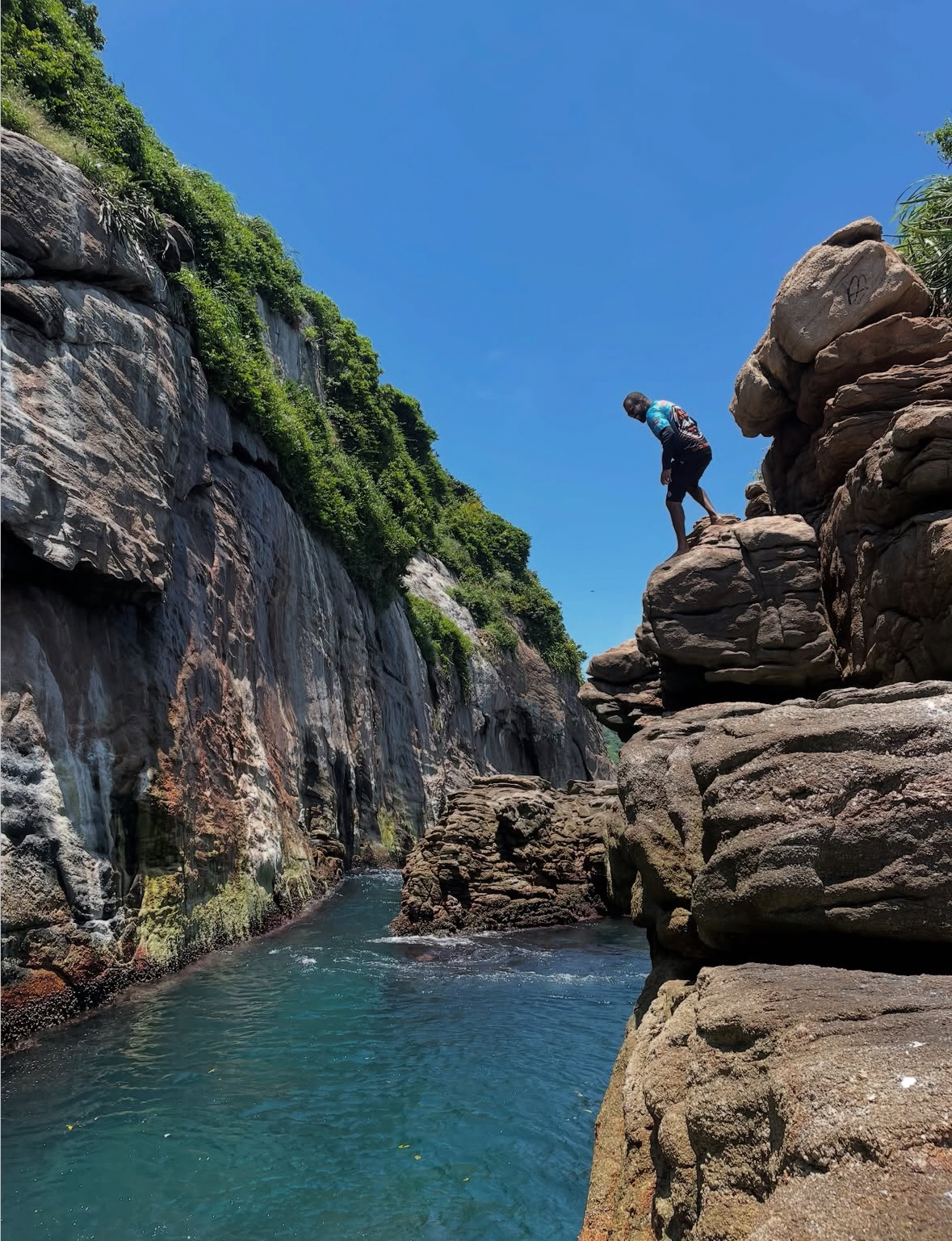 Aventura nas pedras do canal entre as ilhas