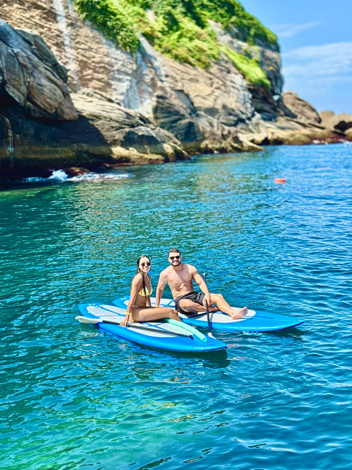 Casal em stand up paddle