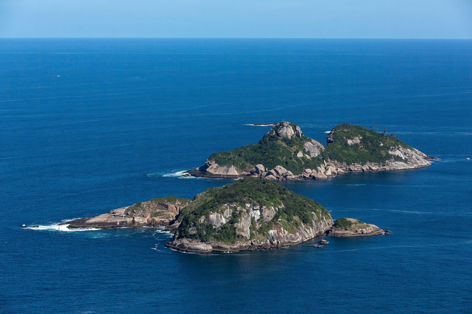 Vista aérea das Ilhas Tijucas no oceano